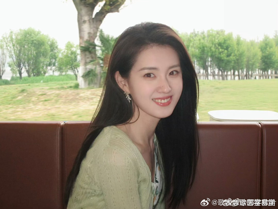八字当中食伤生财为喜的女生非常的有经济头脑，为人思维活络，能说会道，也比较时尚有