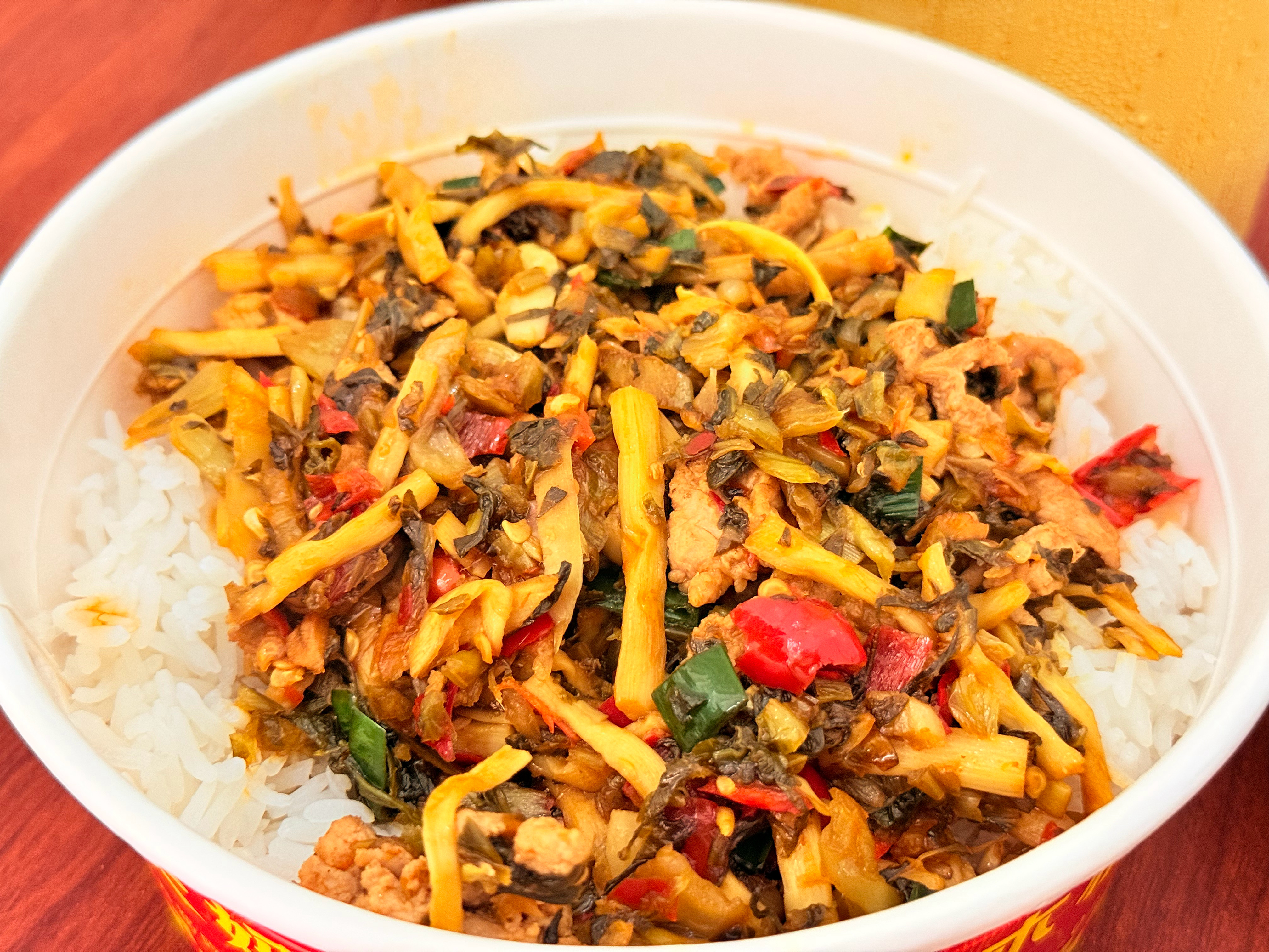 酸菜小笋炒肉、茶油腐乳、咸菜萝卜，饭后一碗冰镇绿豆沙，清润解暑，这次买的腐乳齁咸