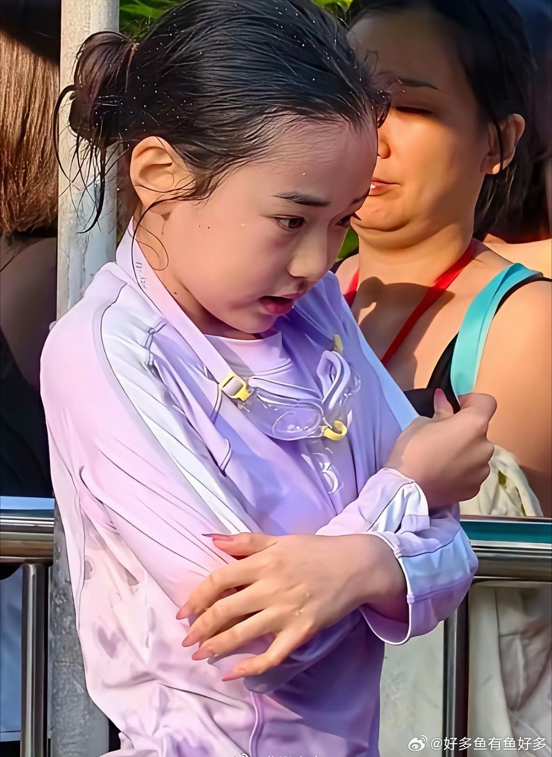 董璇跟高云翔的女儿小酒窝，             才九岁就实现了做美甲自由，不