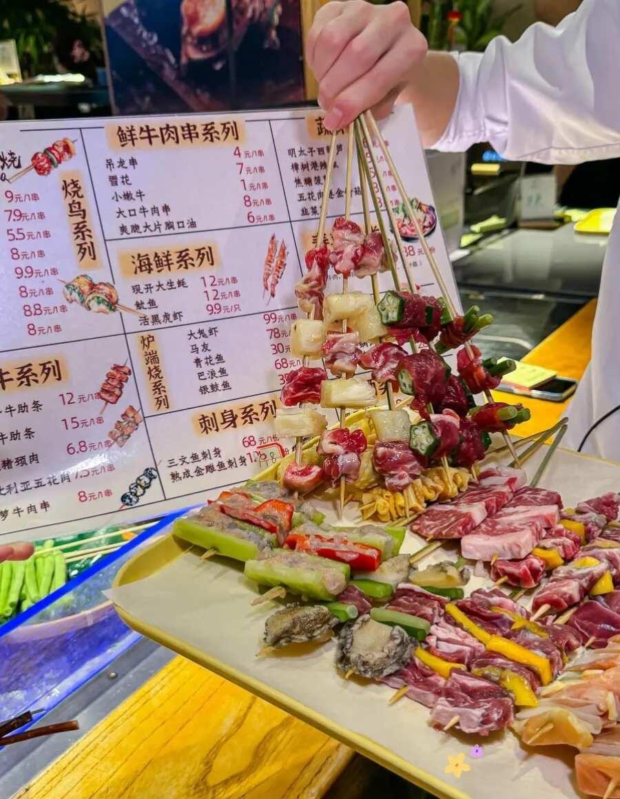 广州奈斯串烧📸拍照好吃两不误特色烧烤店
大排档氛围感十足——奈思串烧大排档，拍