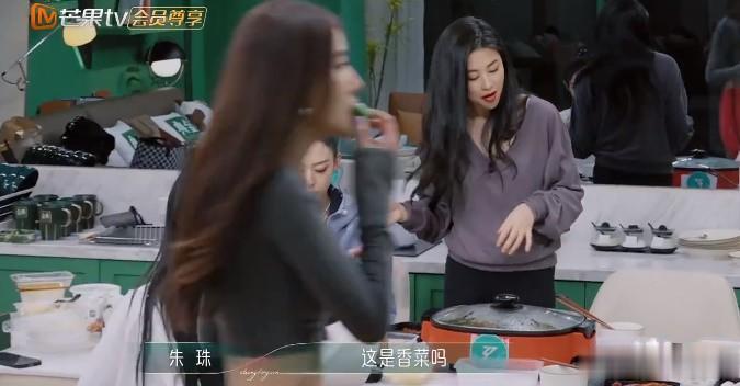 第一次听说，有人吃香菜是洗衣液的味道...

训练结束，回到宿舍时，节目组体贴的