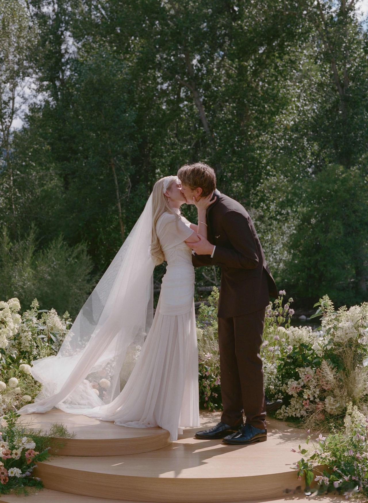 艾玛·罗伯茨婚礼照终于公开💒浪漫到失语！
Emma Roberts和交往4年的