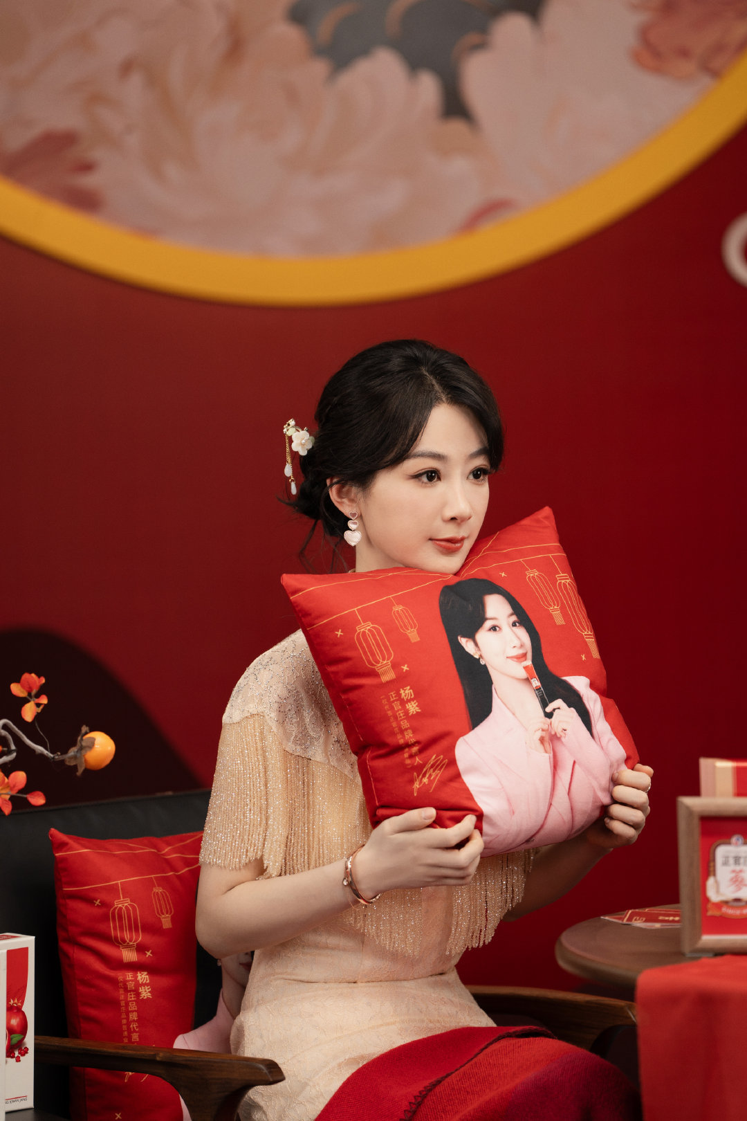 杨紫流苏旗袍  工作室分享杨紫直播造型，一身典雅流苏旗袍优雅大气，气质太出众了[
