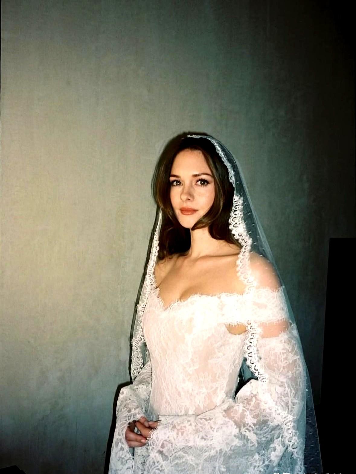 五十度灰女主达妹当伴娘！

2023年9月，她同母异父的妹妹Stella Ban