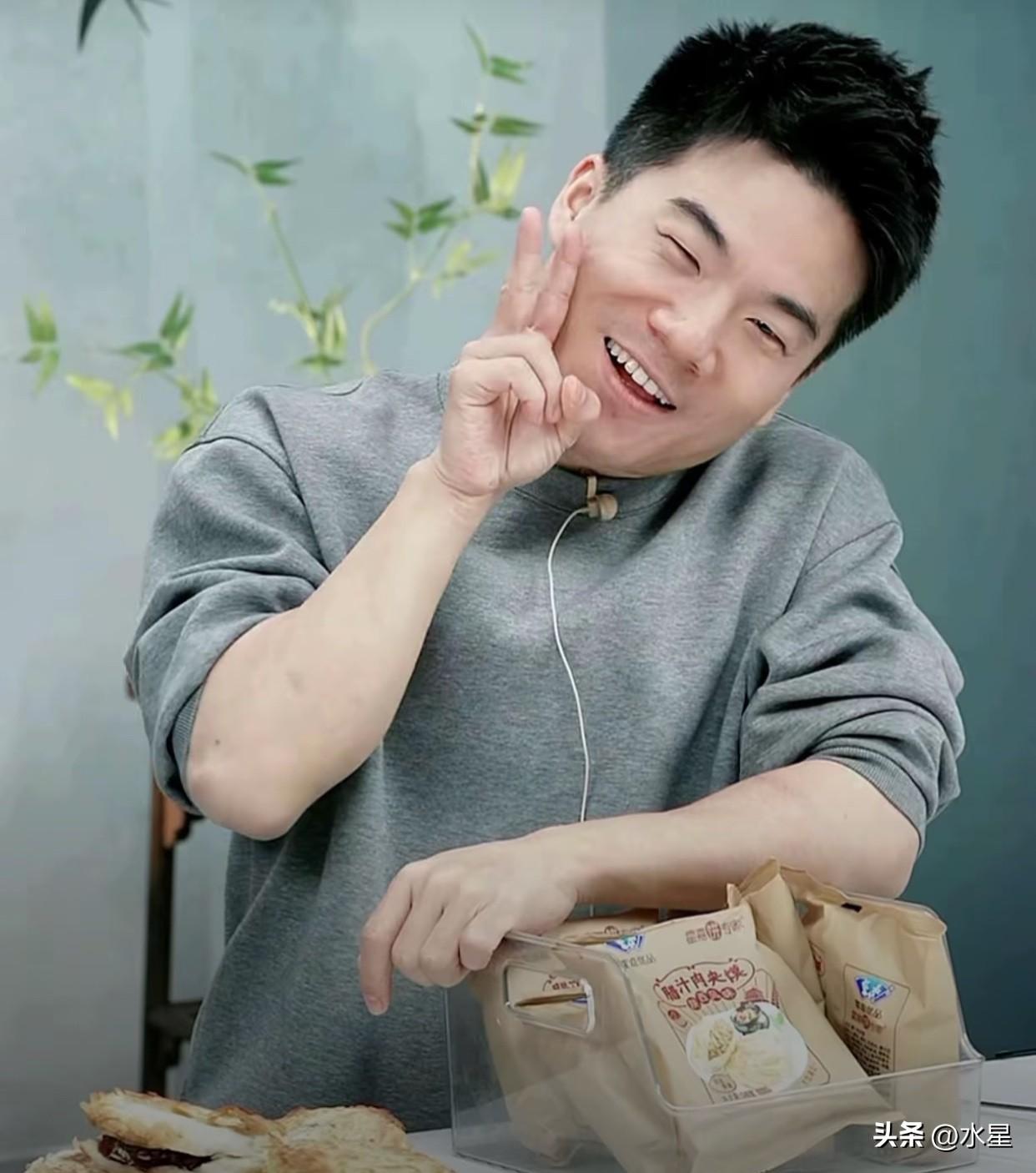 董宇辉一看这周
不刮风不下雨，更没可能下雪
只好卖个萌来上班了[笑哭]
但是依然