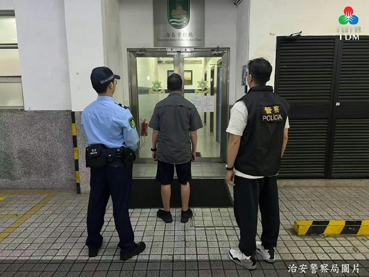 香港男子在澳门性骚扰菲佣被捕。

一名60多岁的香港无业汉，涉嫌在澳门的巴士上性