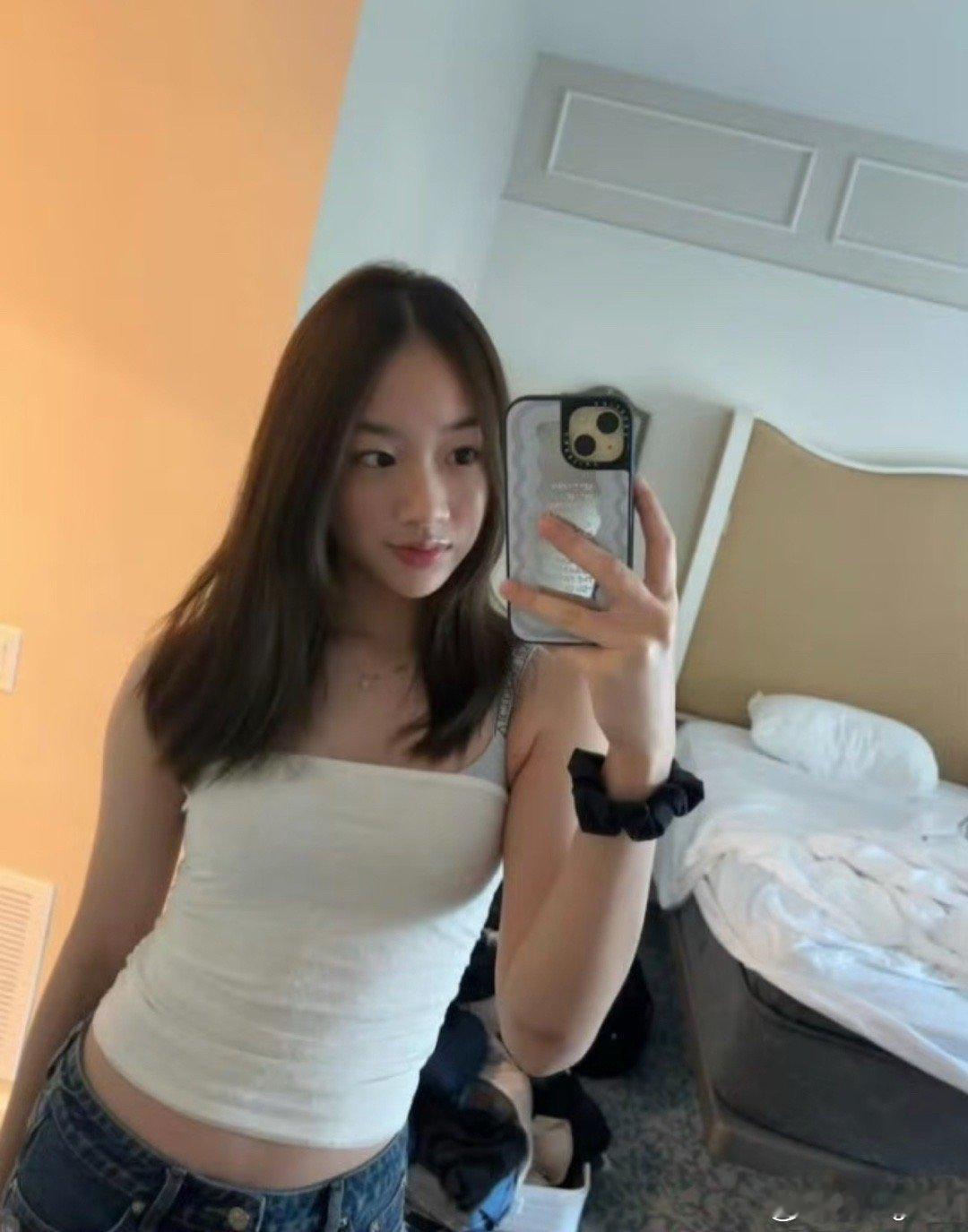 neinei与男友互相艾特后又删除出落得跟妈妈好像不过感觉跟钟丽缇女儿也挺像的给