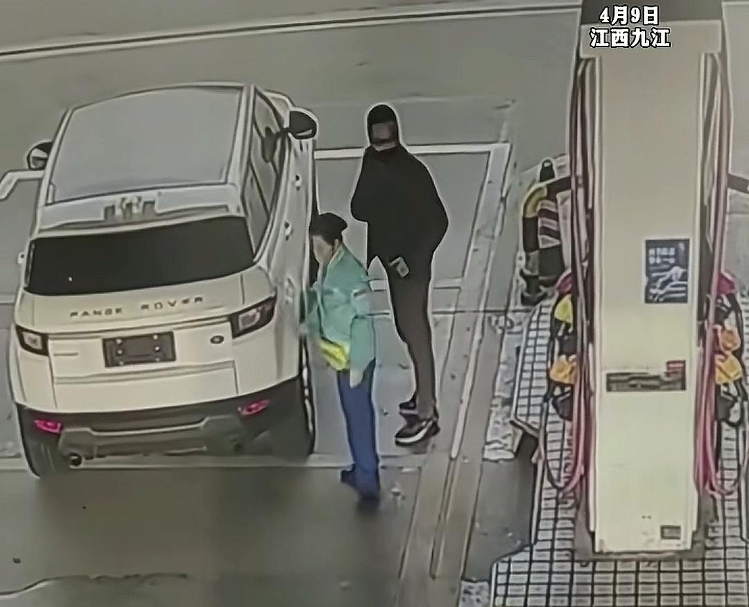 真让人三观震碎
开着路虎竟为几百块油费蓄意逃单，精心伪装无牌遮脸，把小聪明用在坑