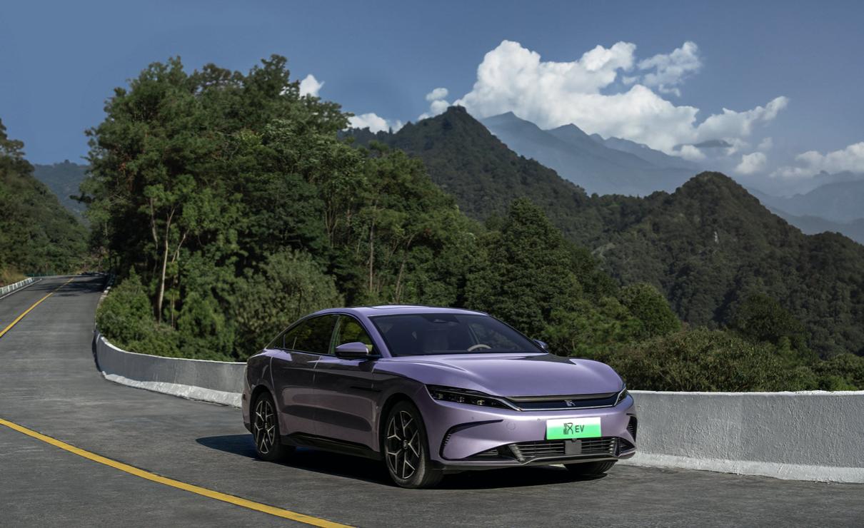 年全球新能源销量460.24 万辆，蝉联全球第一，纯电销量超越特斯拉；海外销量首