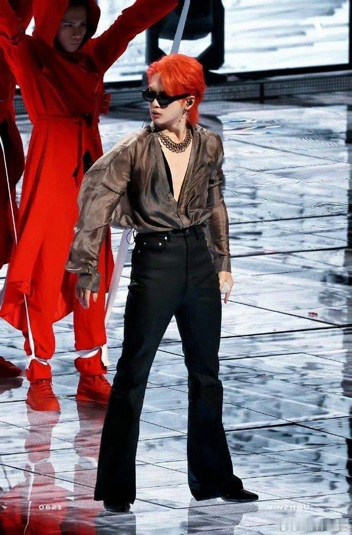 #泰国偶遇周震南# 今日份的快乐全部来自于看到了路人镜头下这么帅气的周震南了，红