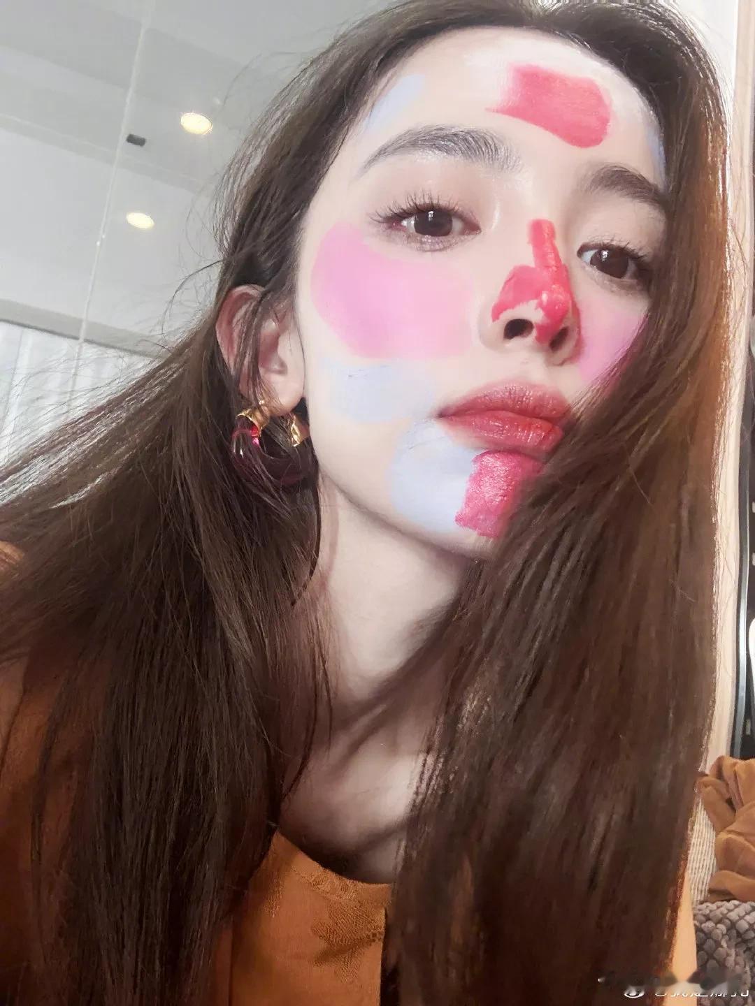 古力娜扎，有美貌，就是任性，这个出镜方式，简直不把自己当美女。
这么个妆容，往地