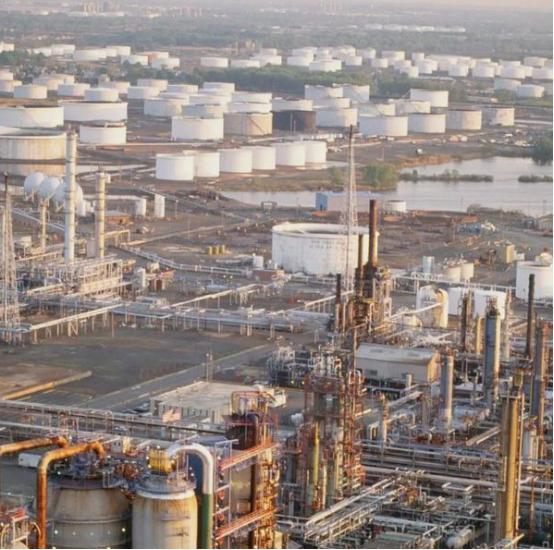 美军围堵哈尔克岛，只炸军事设施却对储油罐与码头绕道而行，绝非仁慈，而是被层层红线