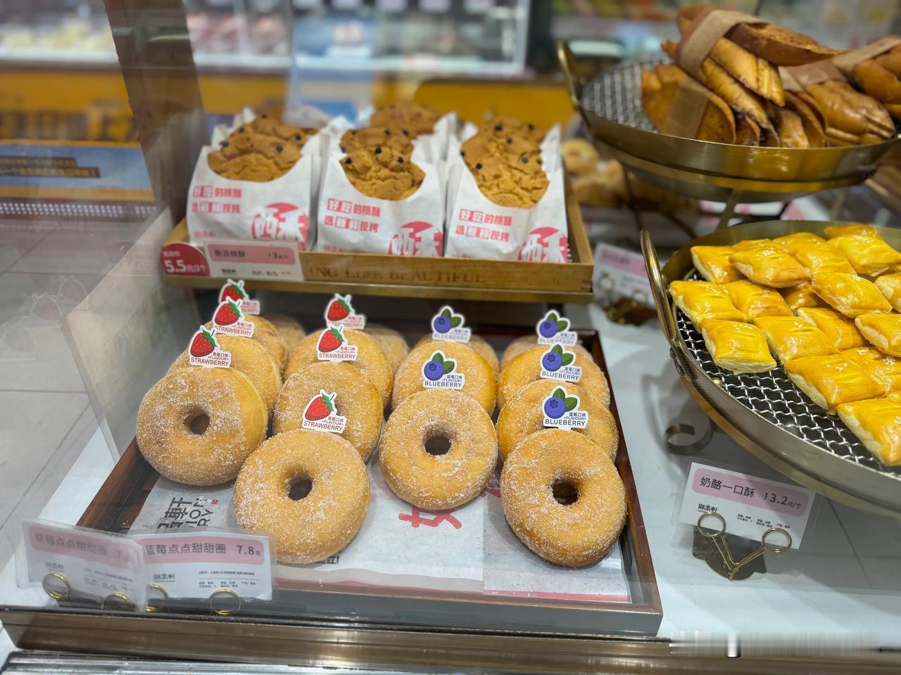 下午外出时路过御品轩，顺便进去逛了一圈，虽然我不喜欢吃甜食，但是我很喜欢逛甜品店