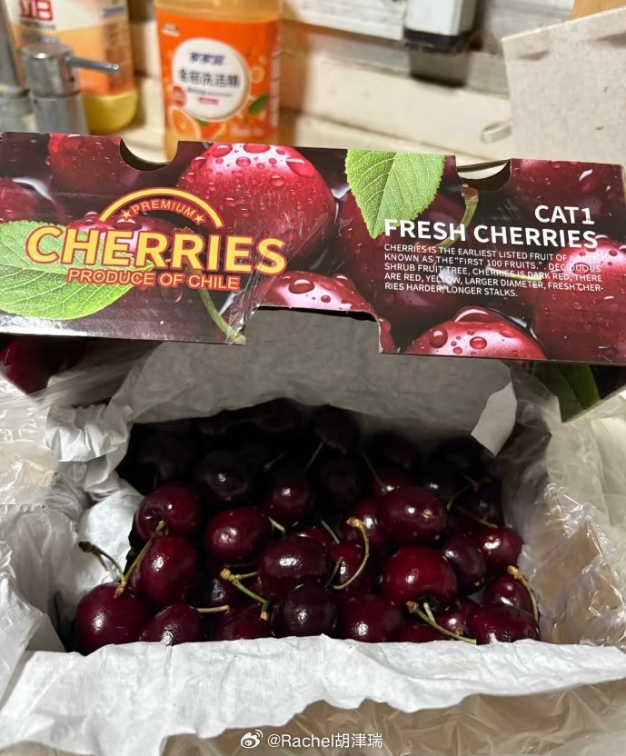 草莓多少钱一斤才合适冬季水果三件套 草莓🍓 车厘子🍒砂糖橘🍊 你那的草莓多