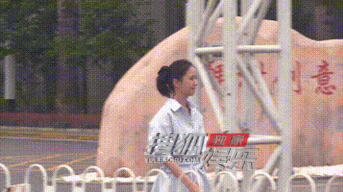 佟丽娅和好友喝咖啡路透图 ​​​