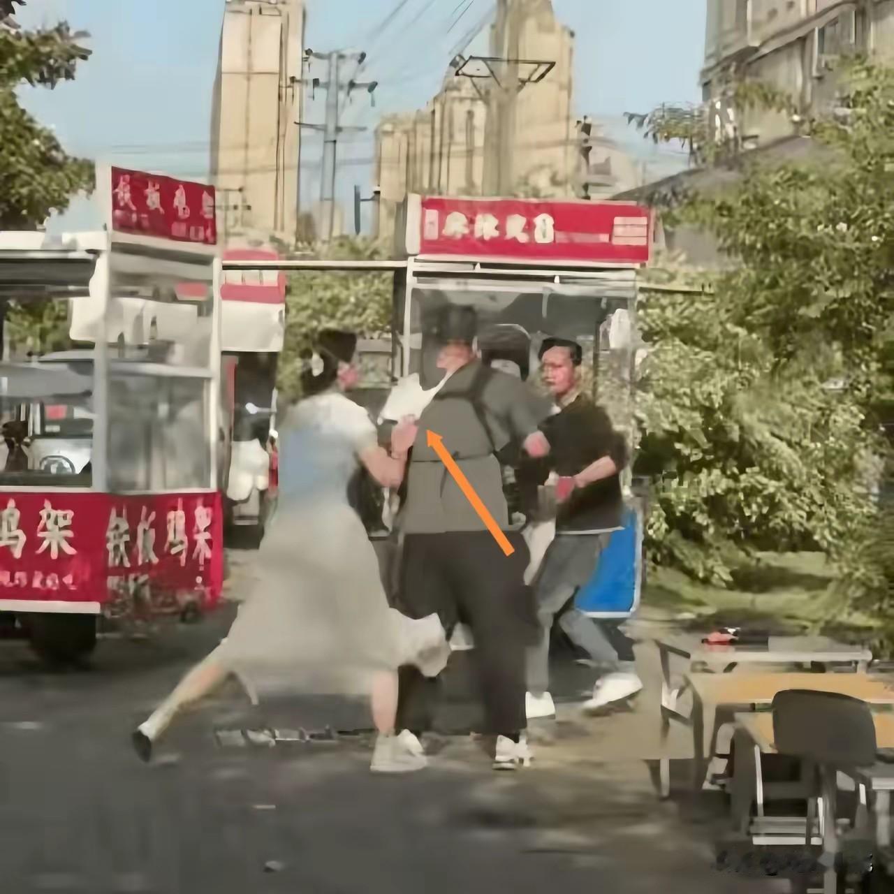 一个女人，当众脱下内裤套在别的男人头上，内心得有多下作，她心里也是不健康的……