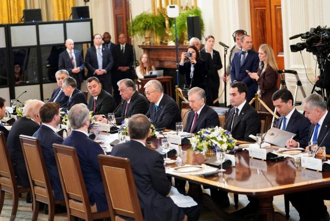 高市早苗在下一盘大棋，她打算邀请中亚五国去东京谈合作。但截止到11月29日，哈萨