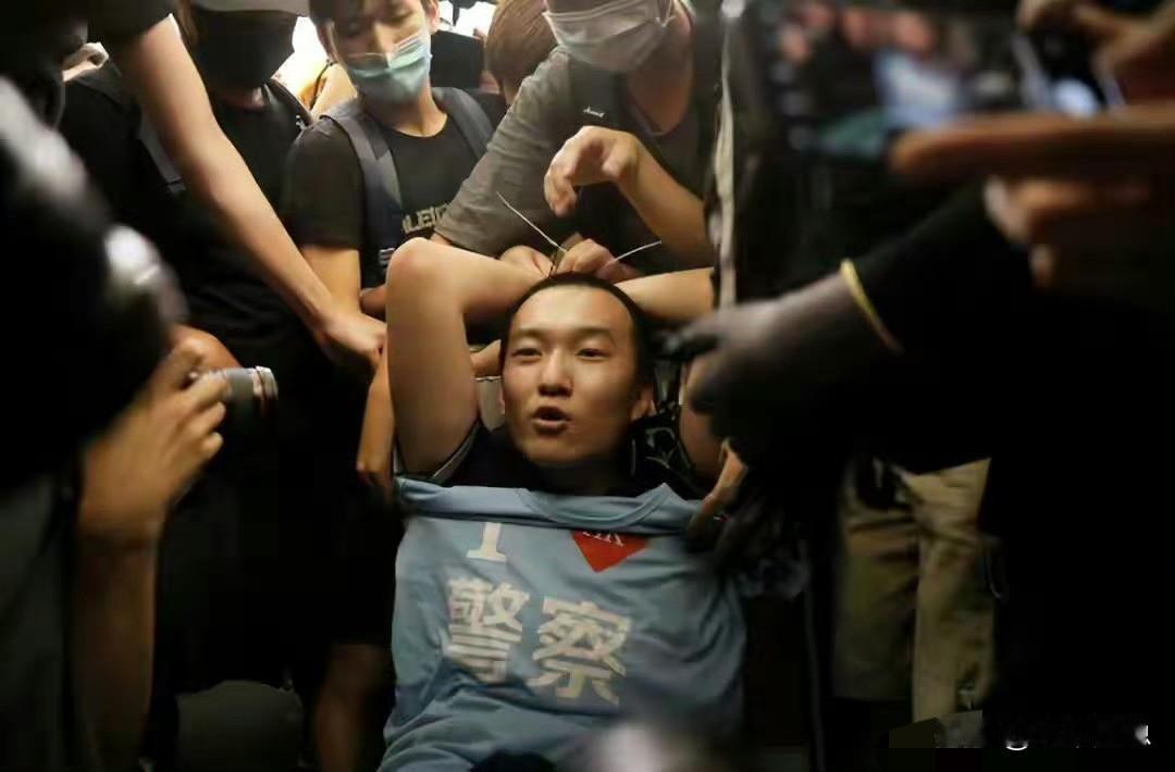 对叛国者的纵容，就是对爱国者的羞辱。所有支持张敬轩的人，都去看看付国豪的遭遇。