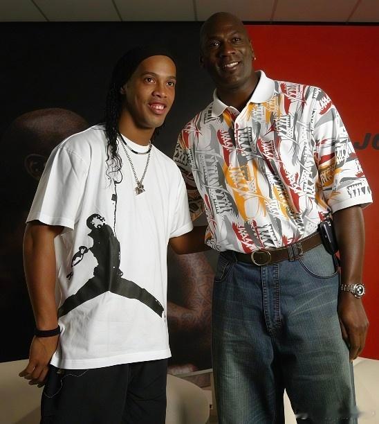 伟大无需多言。世界杯赛后正在地中海度假的哈兰德晒出与NBA历史最伟大球员乔丹的合