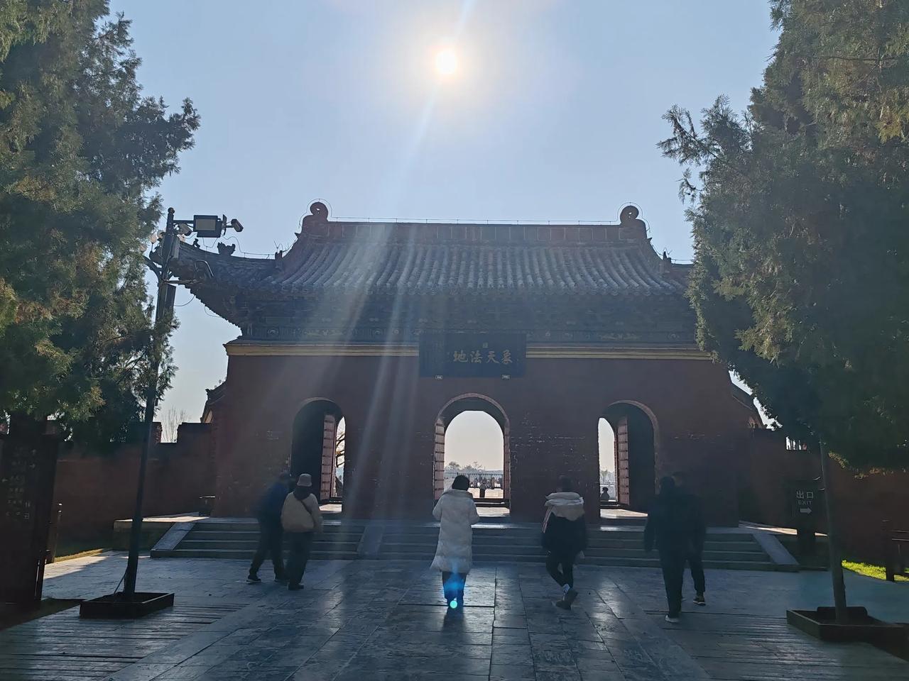对祖先的崇拜和信仰。河南周口太昊陵庙。在交流中，偶遇一位当地老大娘口出“红尘”一
