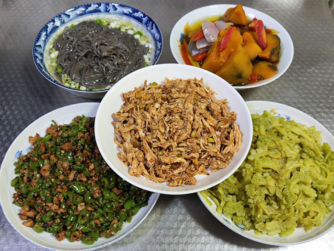 7月5日的午餐，简单而清爽，搭配了几道家常菜。肉末炒青椒堪称下饭神器，清炒苦瓜能