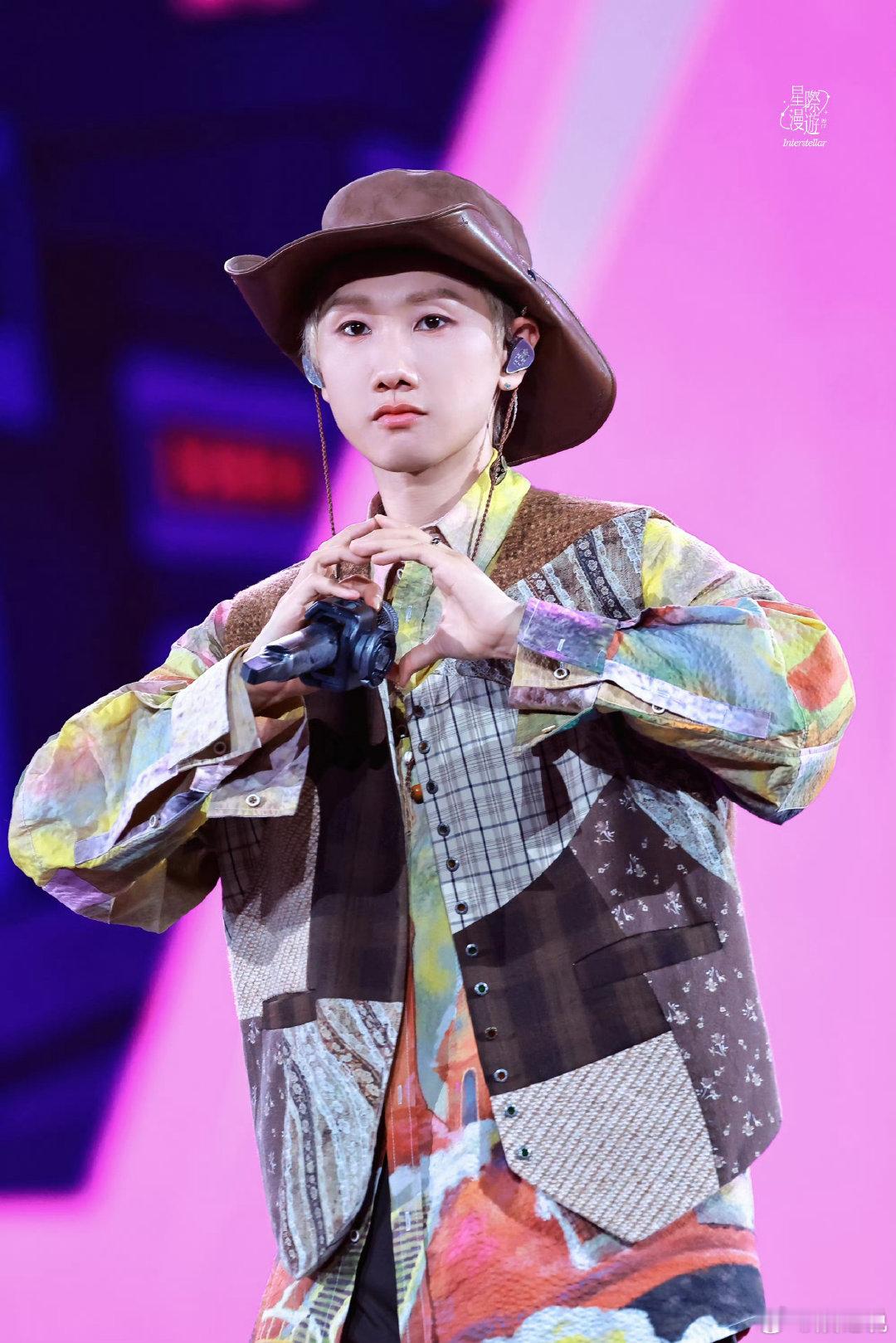 汪苏泷说求求别下雨了汪苏泷演唱会说求求别下雨了成都演唱会的舞美设计氛围感绝佳，整