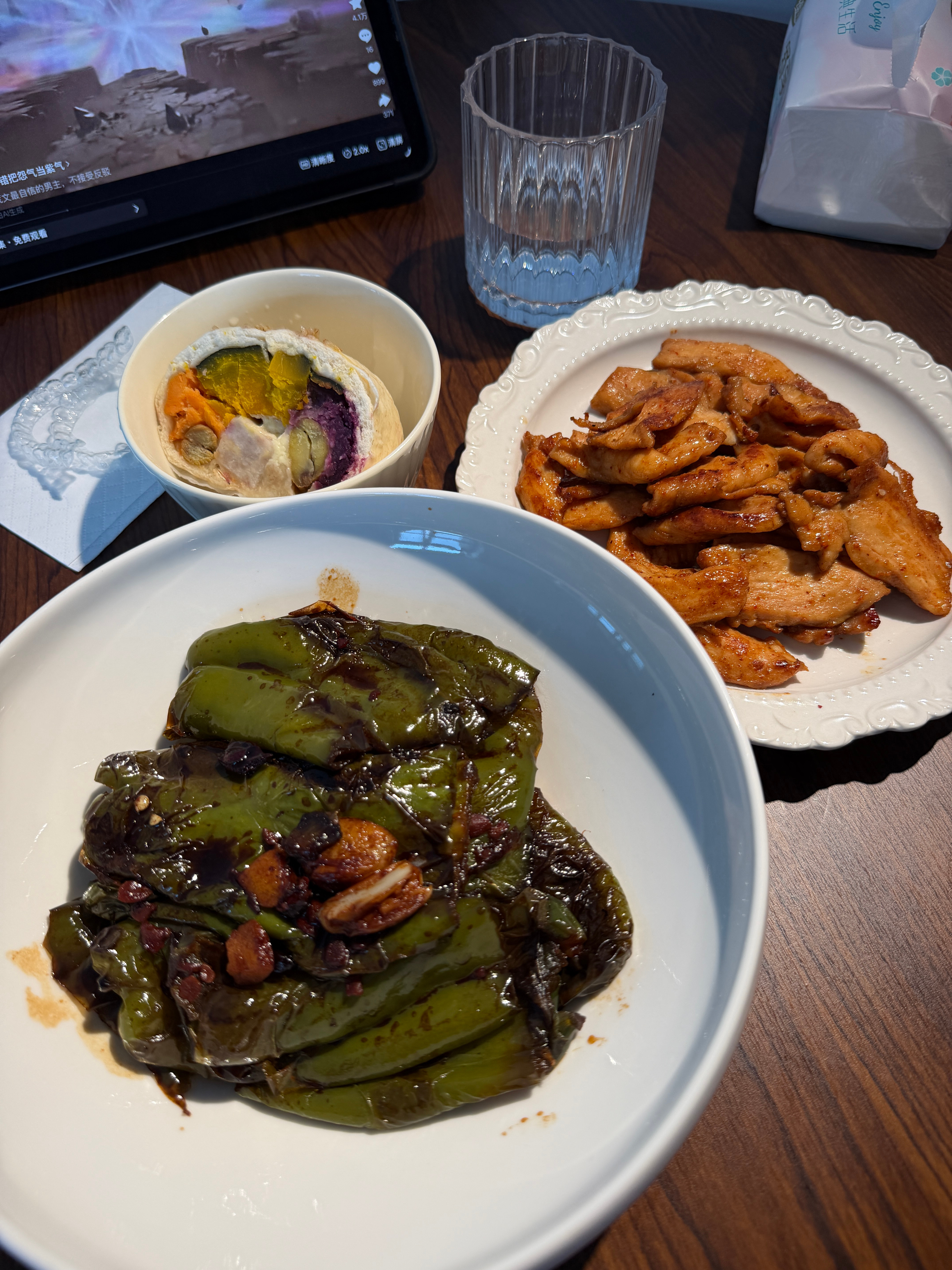 又吃饭了，焖青椒、煎鸡胸、馒头