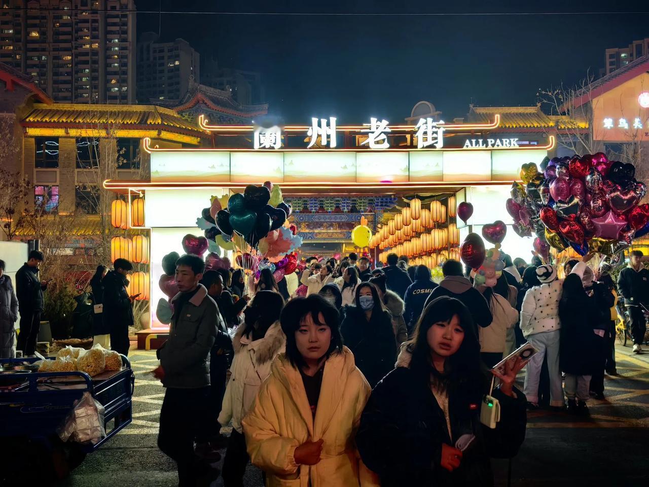 兰州老街景最美  人山人海迎新年

跨年之夜的兰州老街闹声喧天，人山人海，街头巷