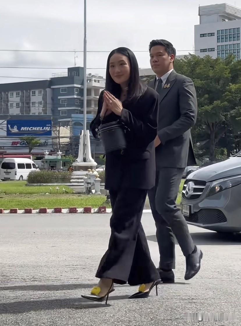 不简单！佩通坦再次携家人前往曼谷监狱探望父亲他信，有人认为佩通坦频繁探望他信，更