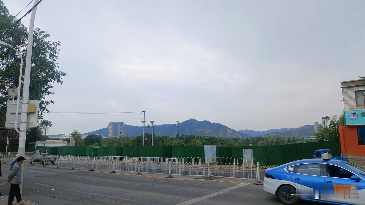 今天西宁的天总算是凉爽了，没有了昨天的那种燥热，这会还下起了绵绵细雨。


哎！