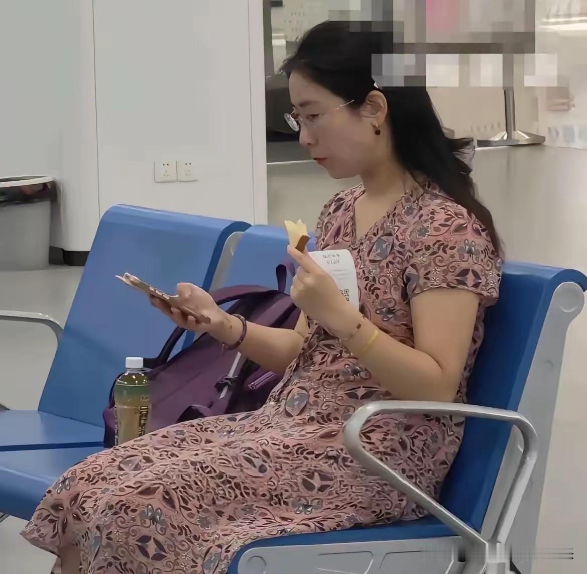 原配朱女士VS小三曹阳阳，对比之下是不是很直接？

上海朱女士 我们先看穿搭：朱