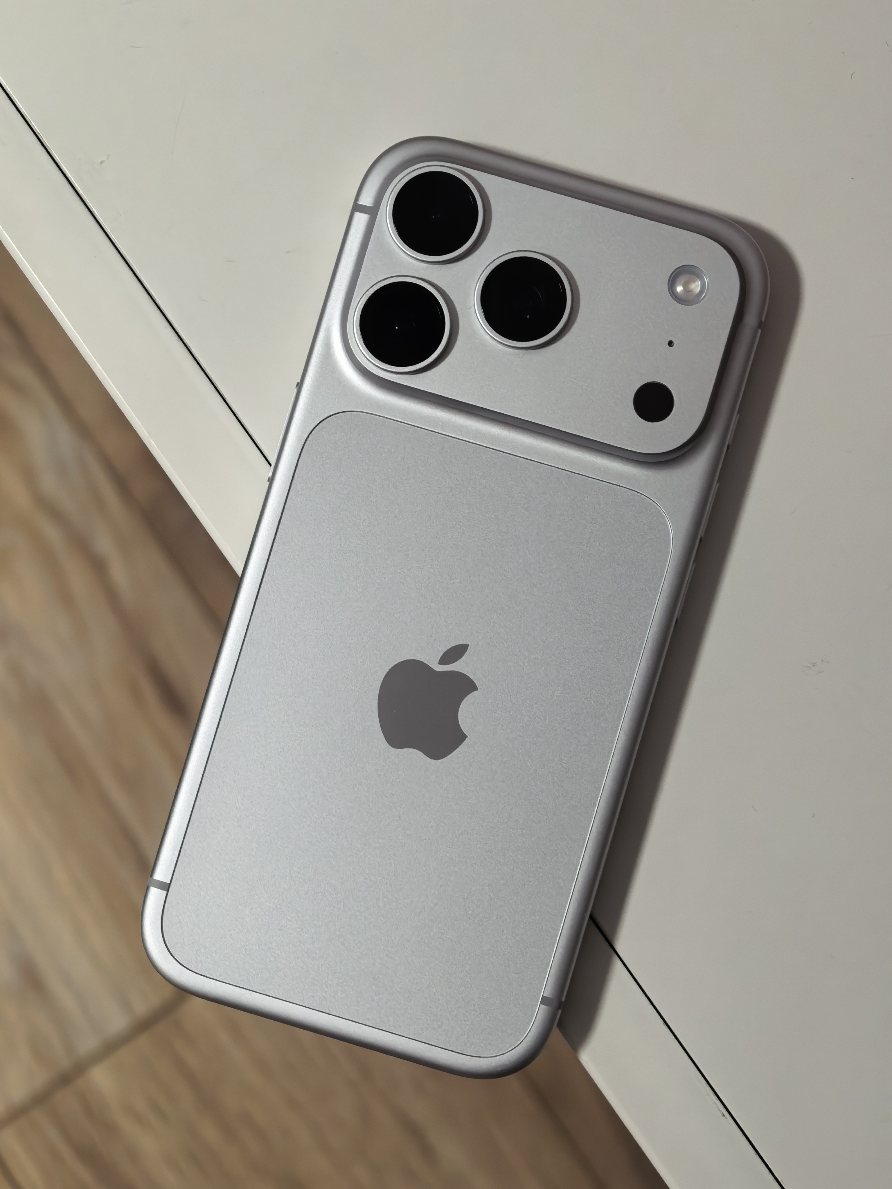 如果不说，感觉没人能看出这是iPhone18Pro而且体验上也没觉得和iPhon