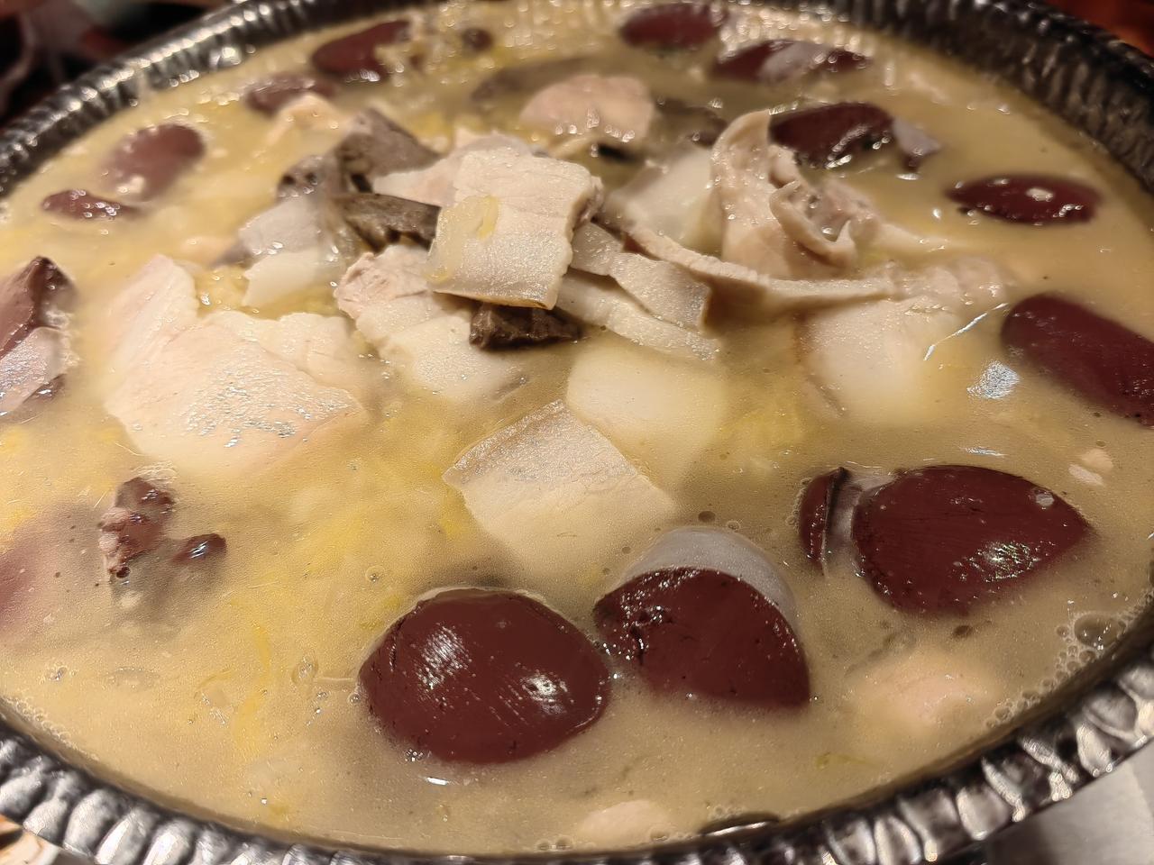 午间在宾馆边上的一家东北菜午餐。酸菜白肉血肠正好中和宿醉。性价比还不错。
​边上