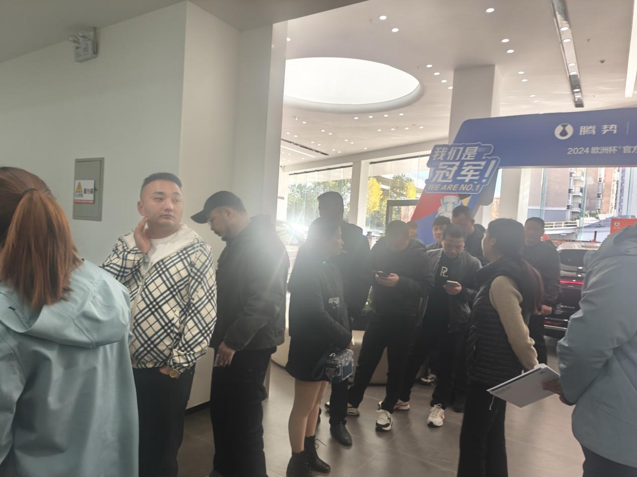 刚从腾势门店回来，真没想到现在买车也要排队，场面堪比双11。好多人买的是腾势Z9