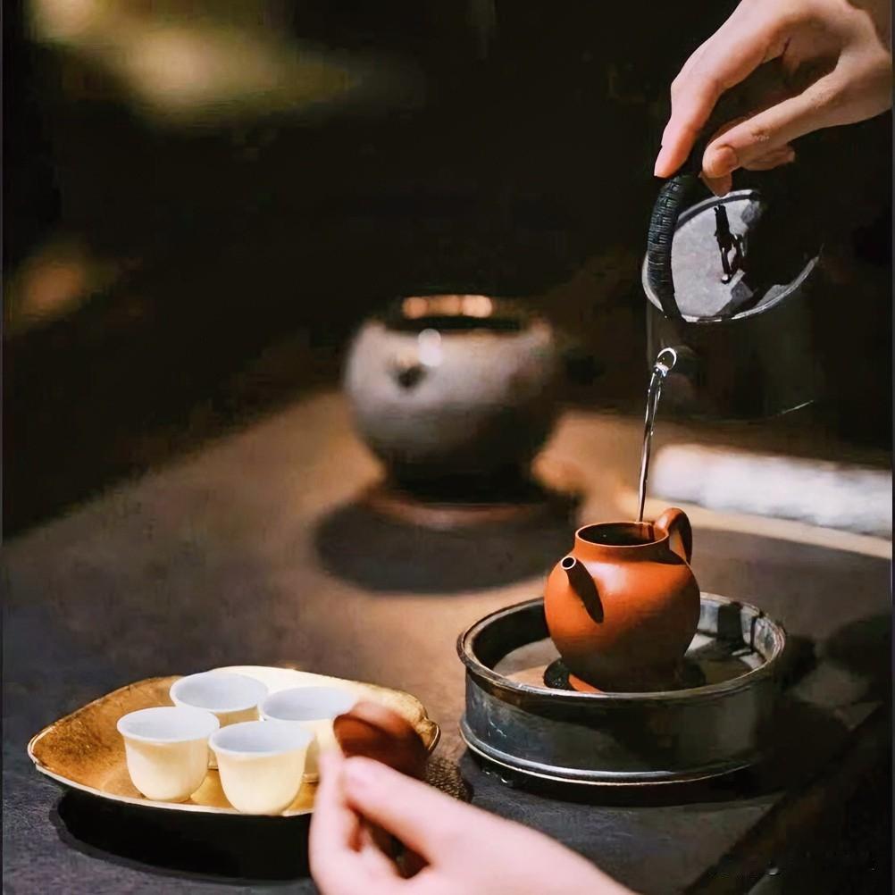 《茶静如日·诗经体》
于以取泉？于涧之幽。
于以烹茶？于瓯之青。
初尝若苦，终回