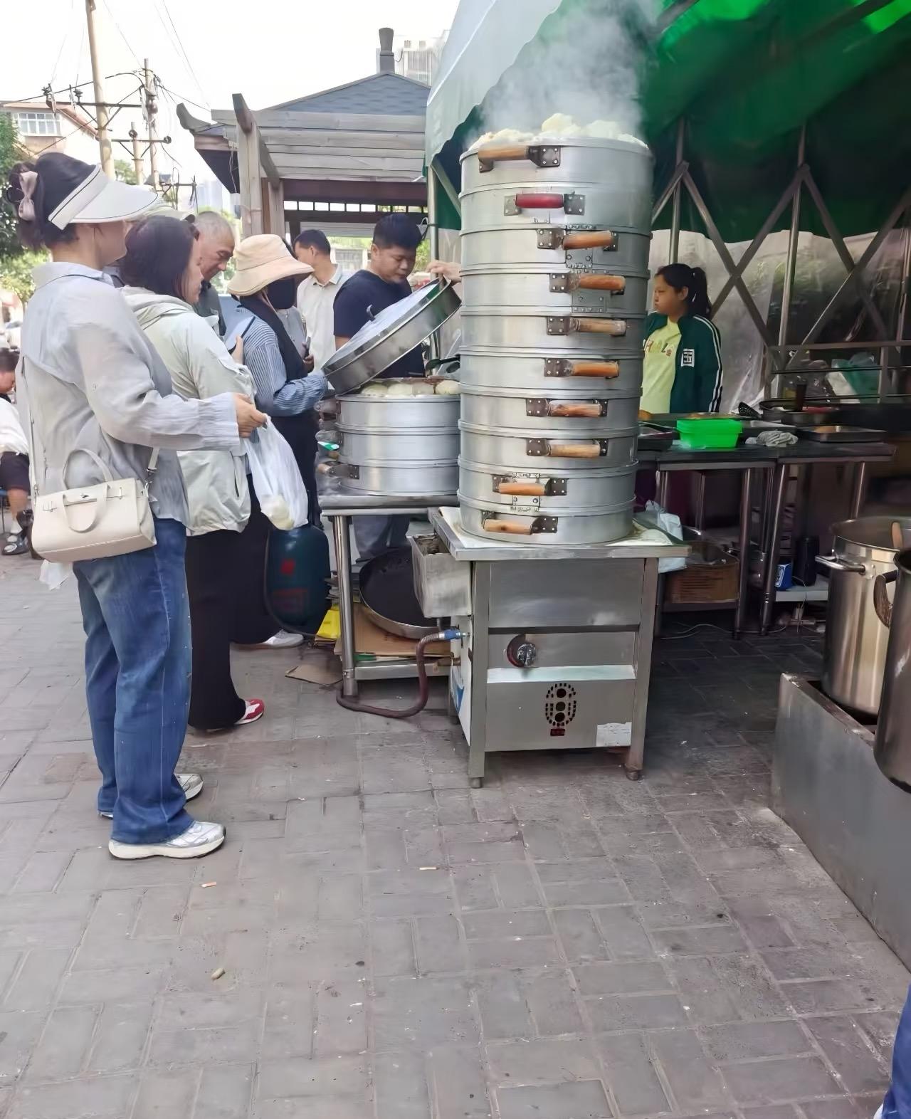蒸包子时，是下面的先熟，还是上面的先熟？

为什么我觉得是上面先熟，我平常用蒸锅
