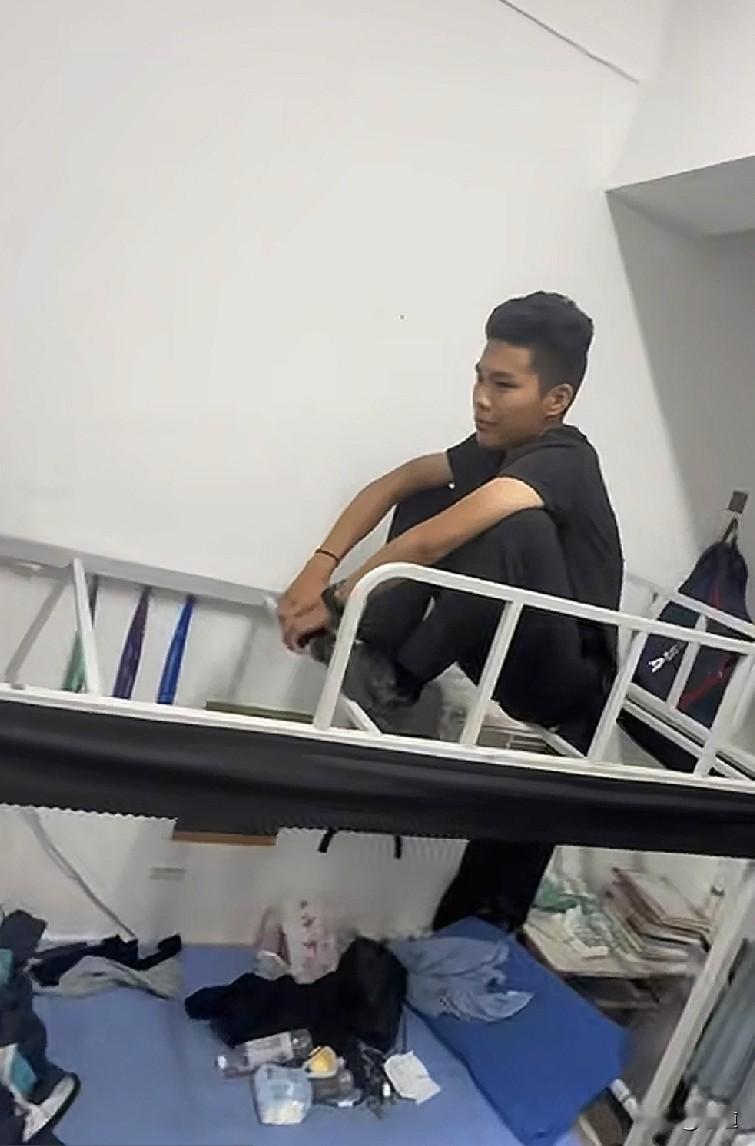千万别小瞧做短视频的，这帮人里鬼点子就是多。
就问你能想到这吗？