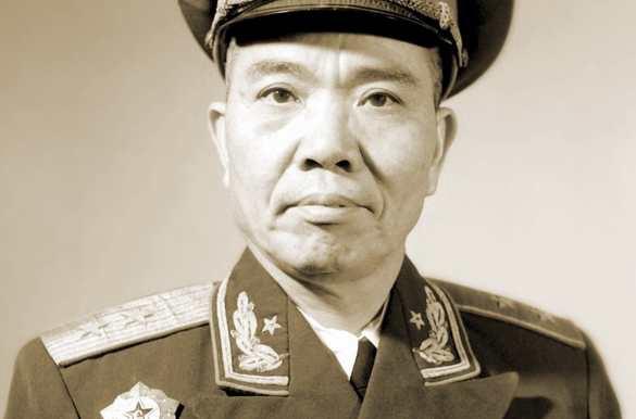 1955年，大授衔时，韩伟因为被国民党关了3年，初定少将军衔，毛主席却说：“韩伟