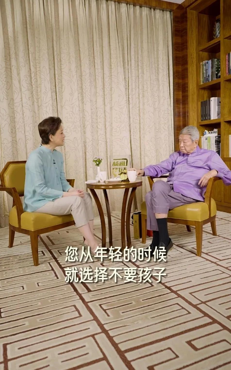 杨澜问蔡澜你是不是年轻的时候就选择不要孩子，到老了会不会后悔呢？
蔡澜说一点也不