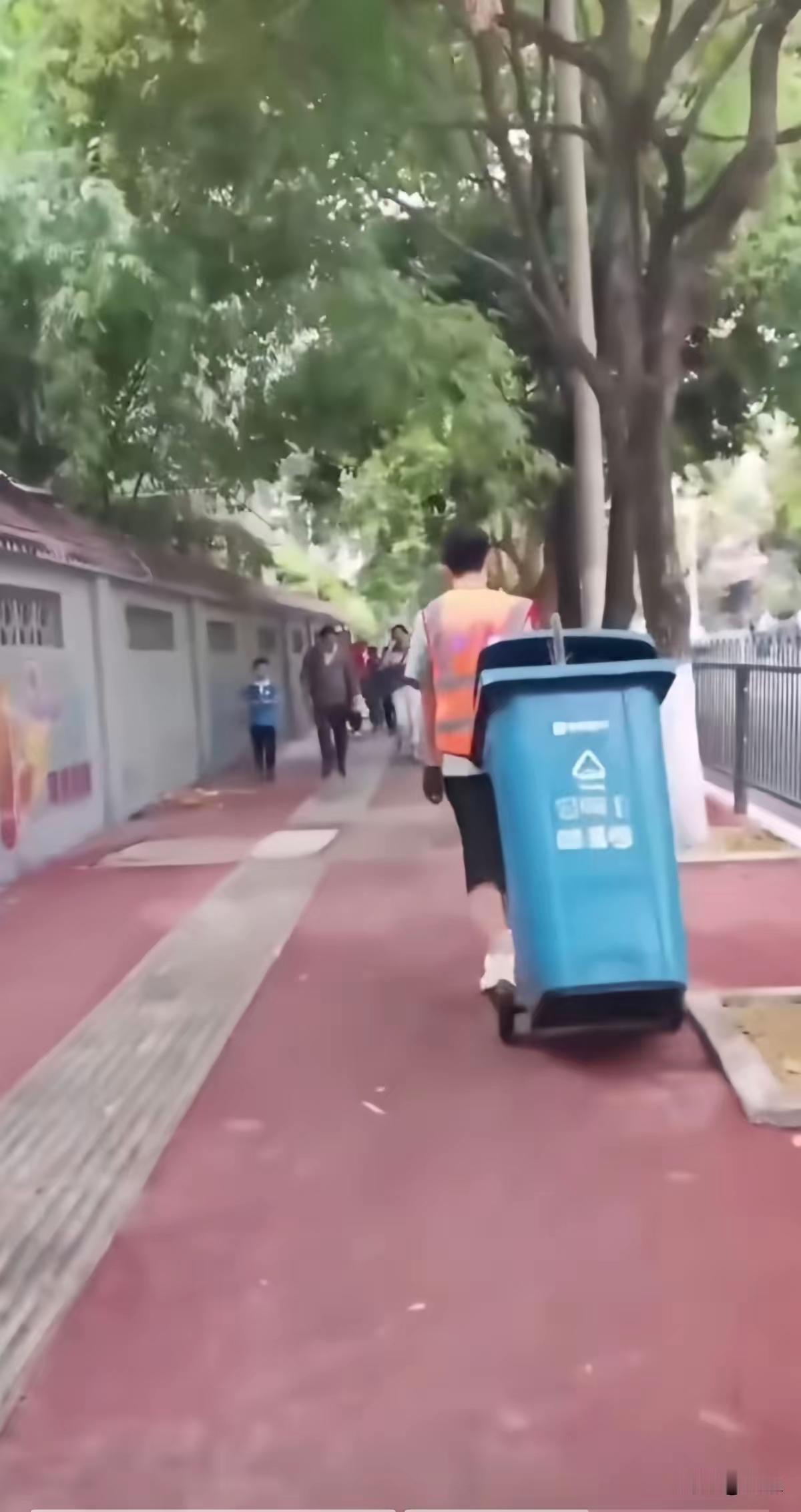 高考后他放弃了“五件套”，却选择了这条路，无数家长沉默了……

高考结束那天，大
