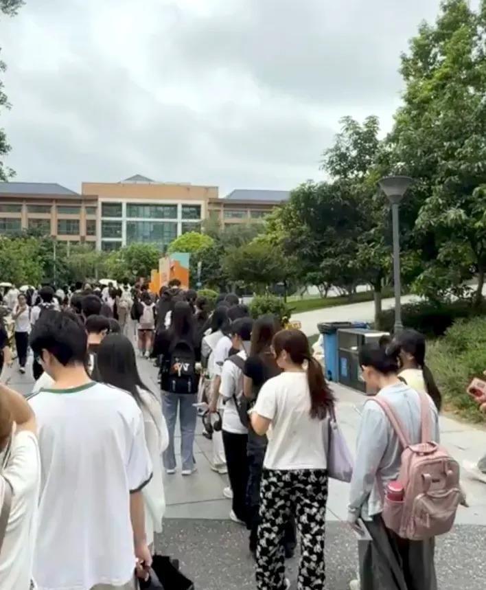 二十四岁，本科，投了一百多份简历石沉大海，最后在仓库打包，一个月三千块。
这是我