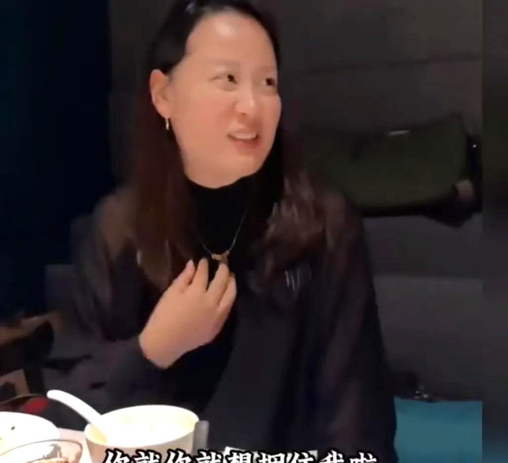 最近被上海金融圈一个叫斯嘉丽的姑娘刷屏了 这个自称混迹高端饭局的苏北姑娘 在聚会