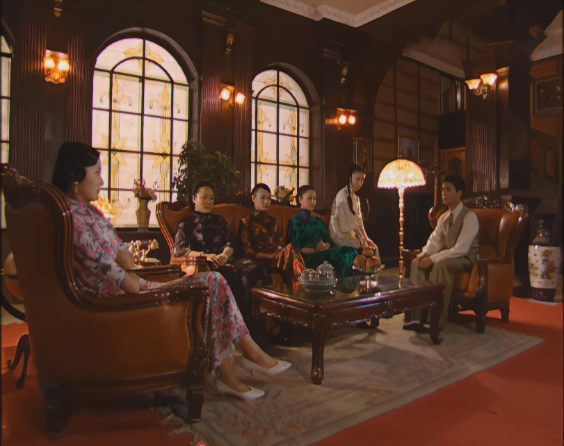 这个画面，感受到了金燕西的无奈和窒息。

明明他对白秀珠无感，可是家里人为了利益