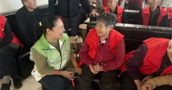 招远市温泉街道金凤社区文化书院：“一老一小”乐享文化暖阳