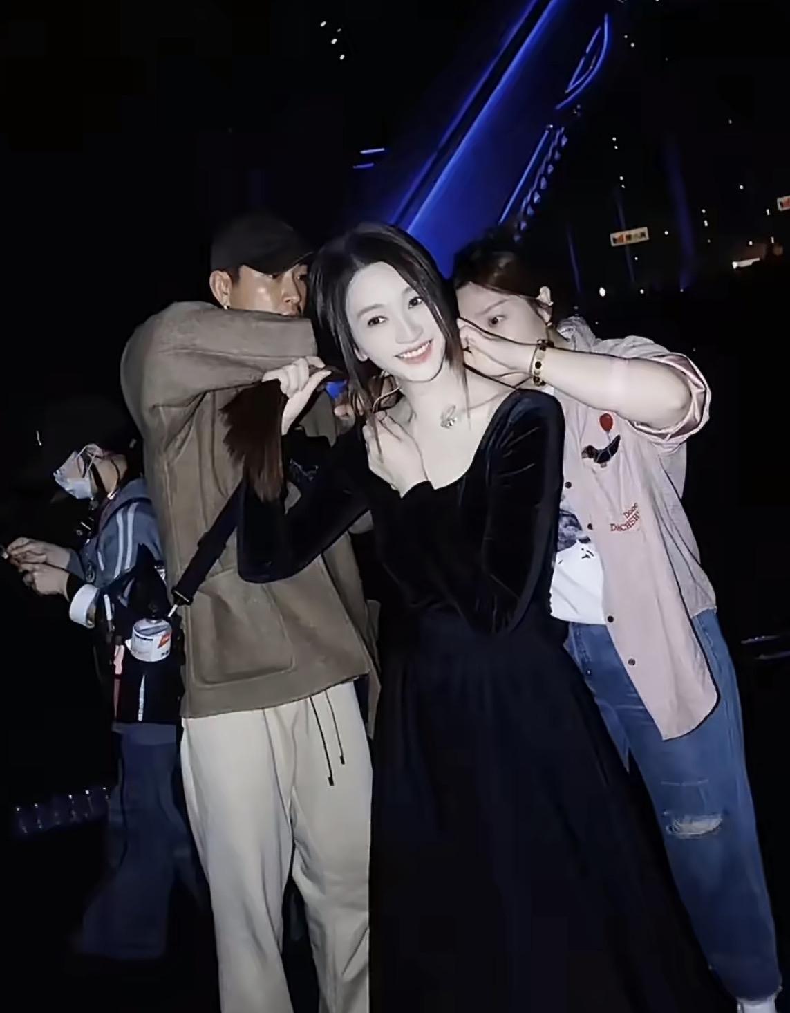 李小冉冷白皮 这哪儿是参加活动，简直是来“查无此人”的！别的女星忙着贴假睫毛、穿