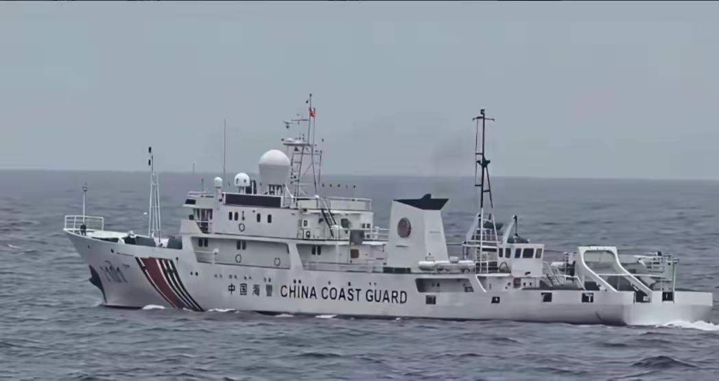 东沙爆发激烈对峙，台中舰威胁采取行动后，直接提速对着大陆海警船冲了过去，奉命撞舰