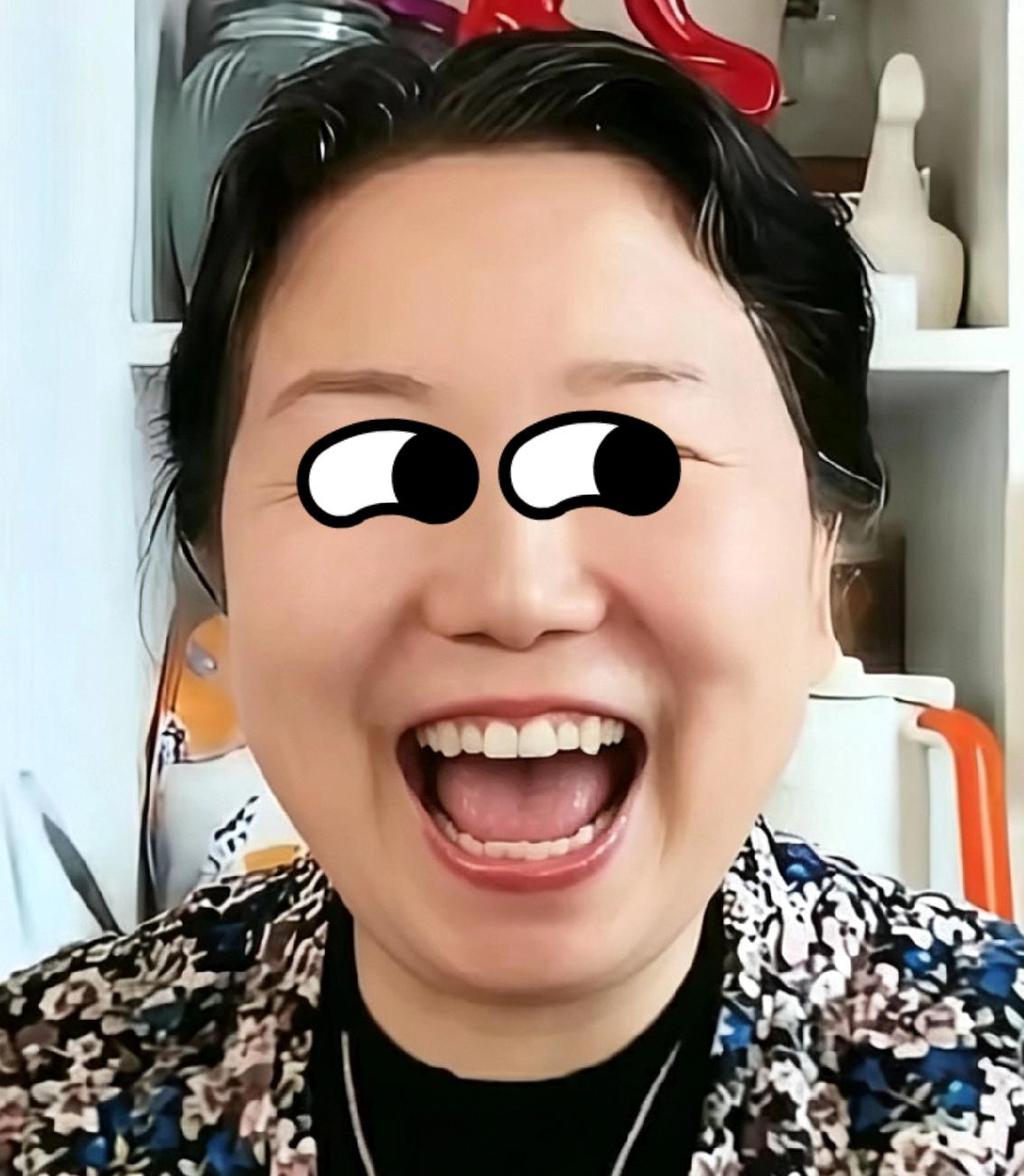 大网红这段时间一直露面，哪里是避事，分明是揣着心机坐山观虎斗。

外面吵得越凶、