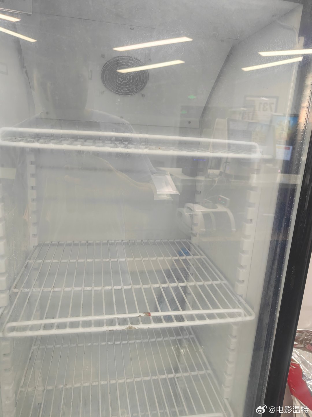 听听温特怎么说 下午来到镇上的电影院，一进大堂看到咋冰箱和爆米花箱子都是空的，制