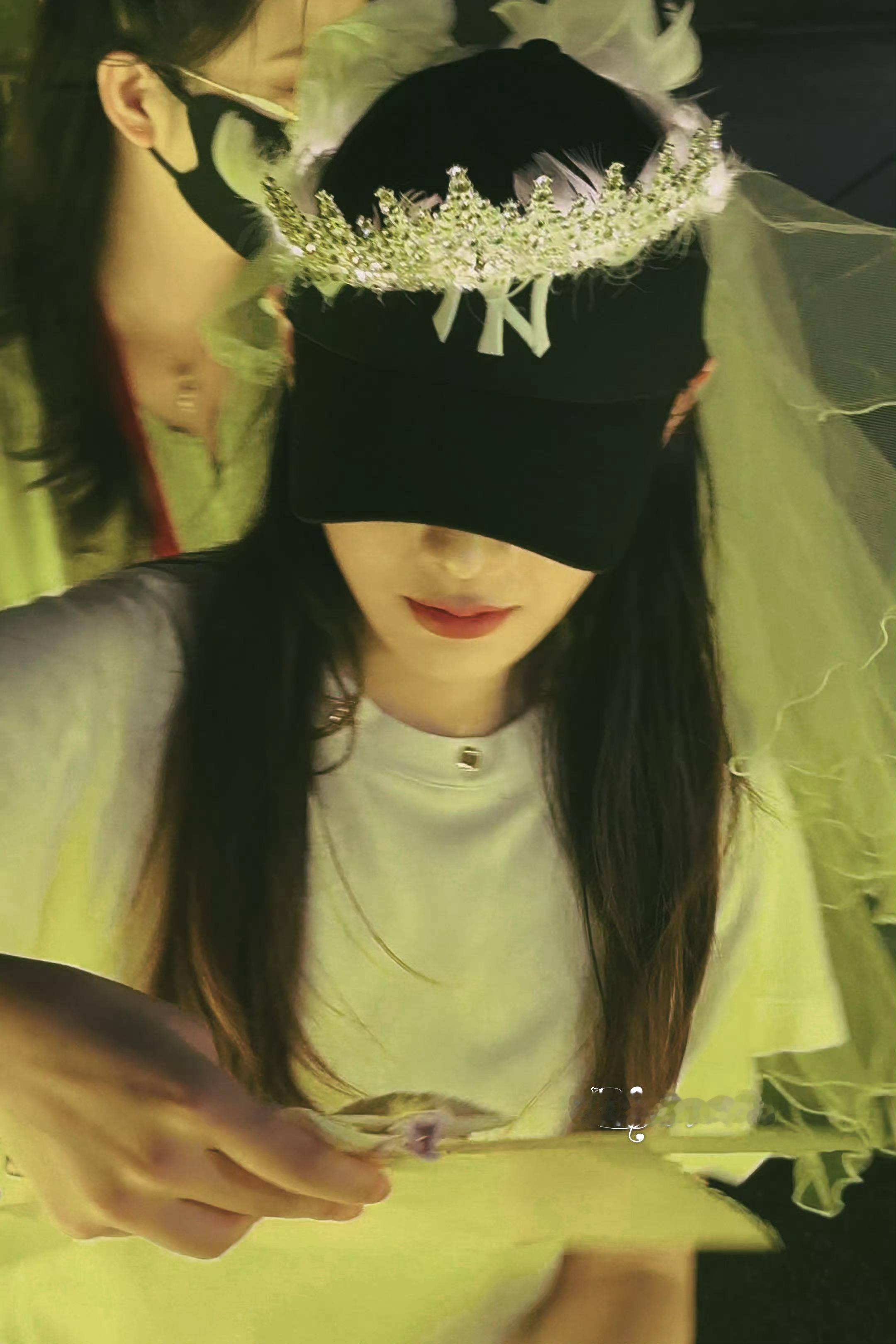 我是女的 我申请和陈丽君亲嘴 