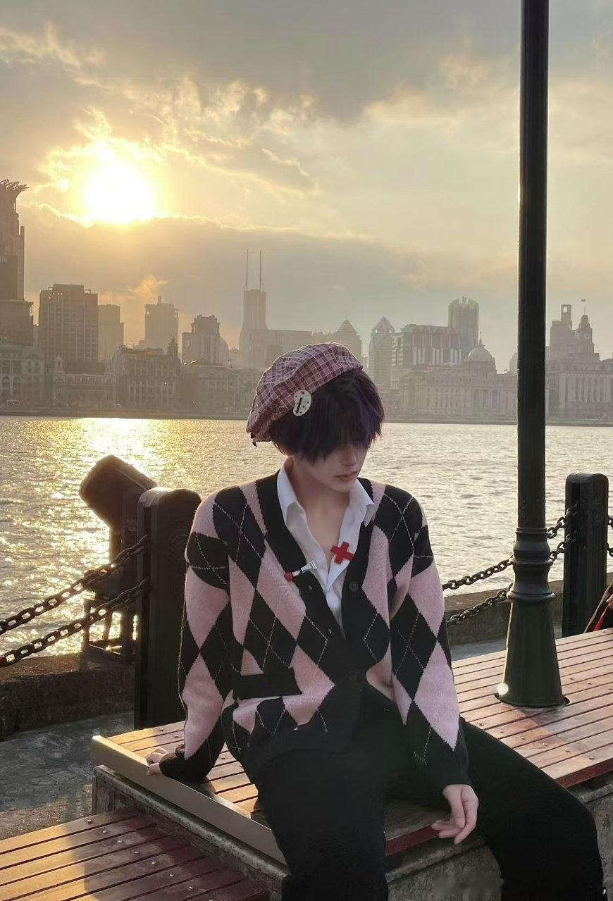 芒果男团综艺选中女coser谁能想到，男团综艺的天选之人，竟是一位酷飒小姐姐 